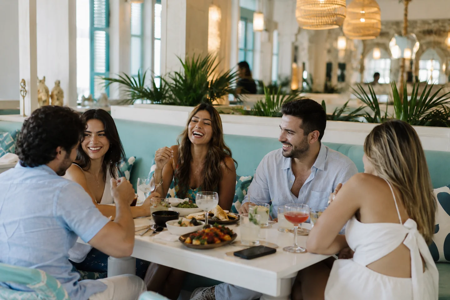 Grupo de amigos en cabina de consola en Cartagena